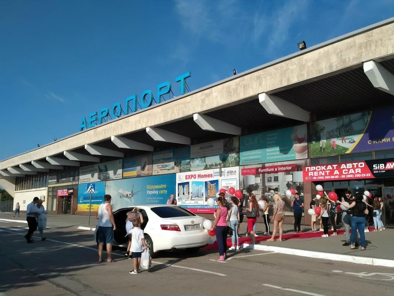Зеленський назвав аеропорт у Херсоні "одним із дуже важливих хабів"