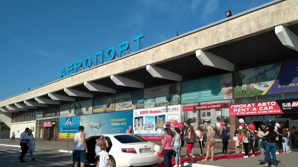 Зеленський назвав аеропорт у Херсоні "одним із дуже важливих хабів"