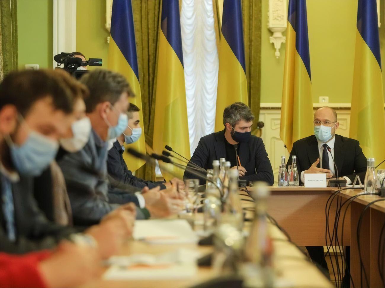 Уряд Шмигаля (на фото крайній справа) сформували 4 березня