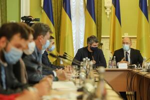 Правительство Шмыгаля (на фото крайний справа) было сформировано 4 марта