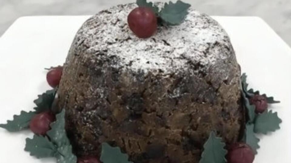 Рождественский пудинг готовится на водяной бане