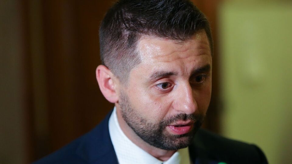 Украина живет в долг, отметил Арахамия