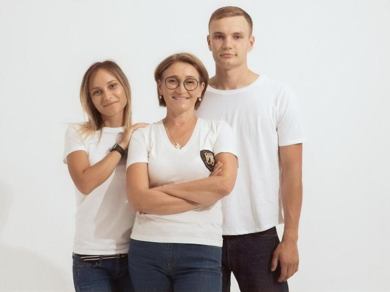 Инара Заричанская со своими детьми Софией и Захаром