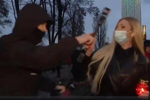 Невідомий вибив із рук журналістки мікрофон і лампадку