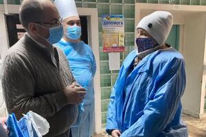 Степанов (ліворуч) заявив, що лікарі в Україні отримують "найнижчу" заробітну плату по країні