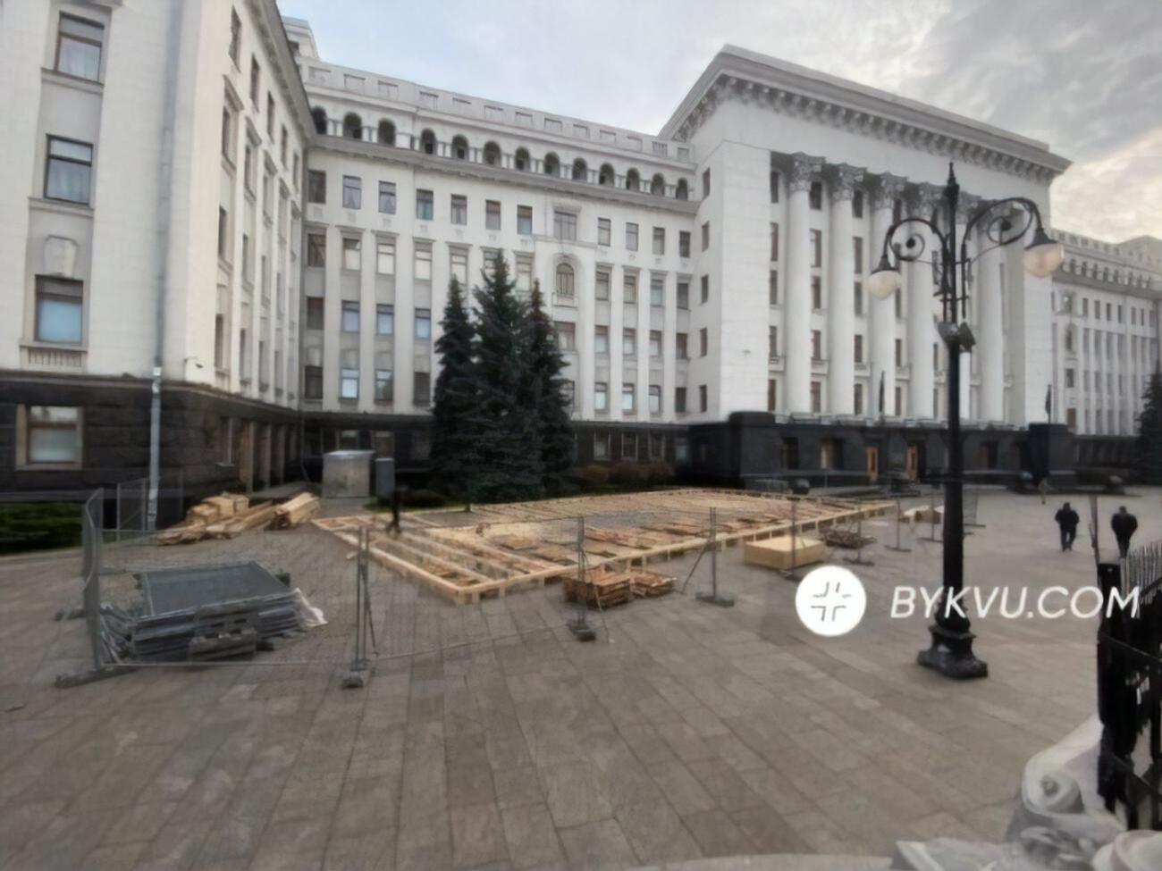 Під Офісом президента України почали облаштовувати ковзанку. Фоторепортаж