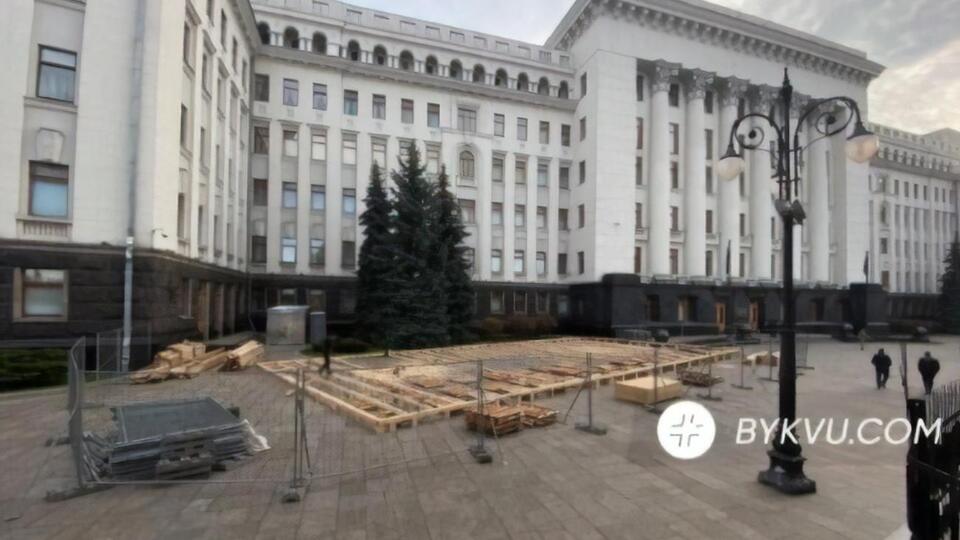 Під Офісом президента України почали облаштовувати ковзанку. Фоторепортаж