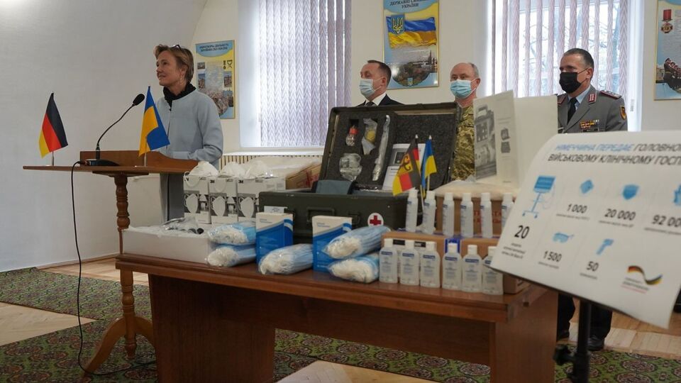 У німецькому посольстві зазначили, що збройні сили Німеччини регулярно надають гуманітарну допомогу Україні
