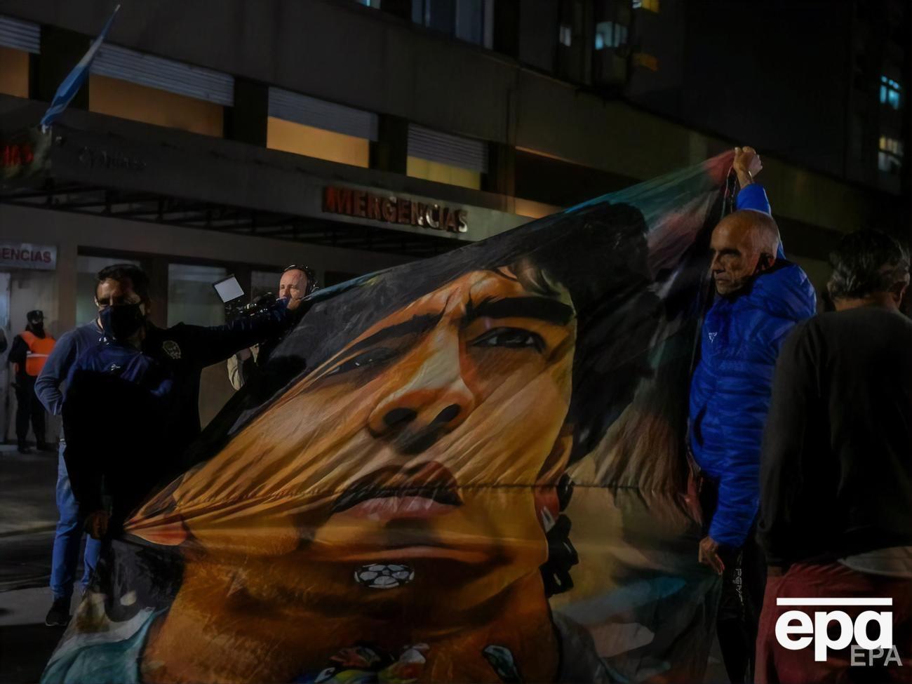 Болельщики футболиста&nbsp;собрались около здания больницы в&nbsp;Аргентине