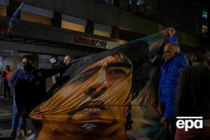 Болельщики футболиста собрались около здания больницы в Аргентине