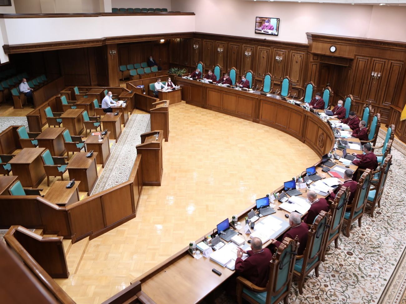 Український президент хоче розпустити КСУ