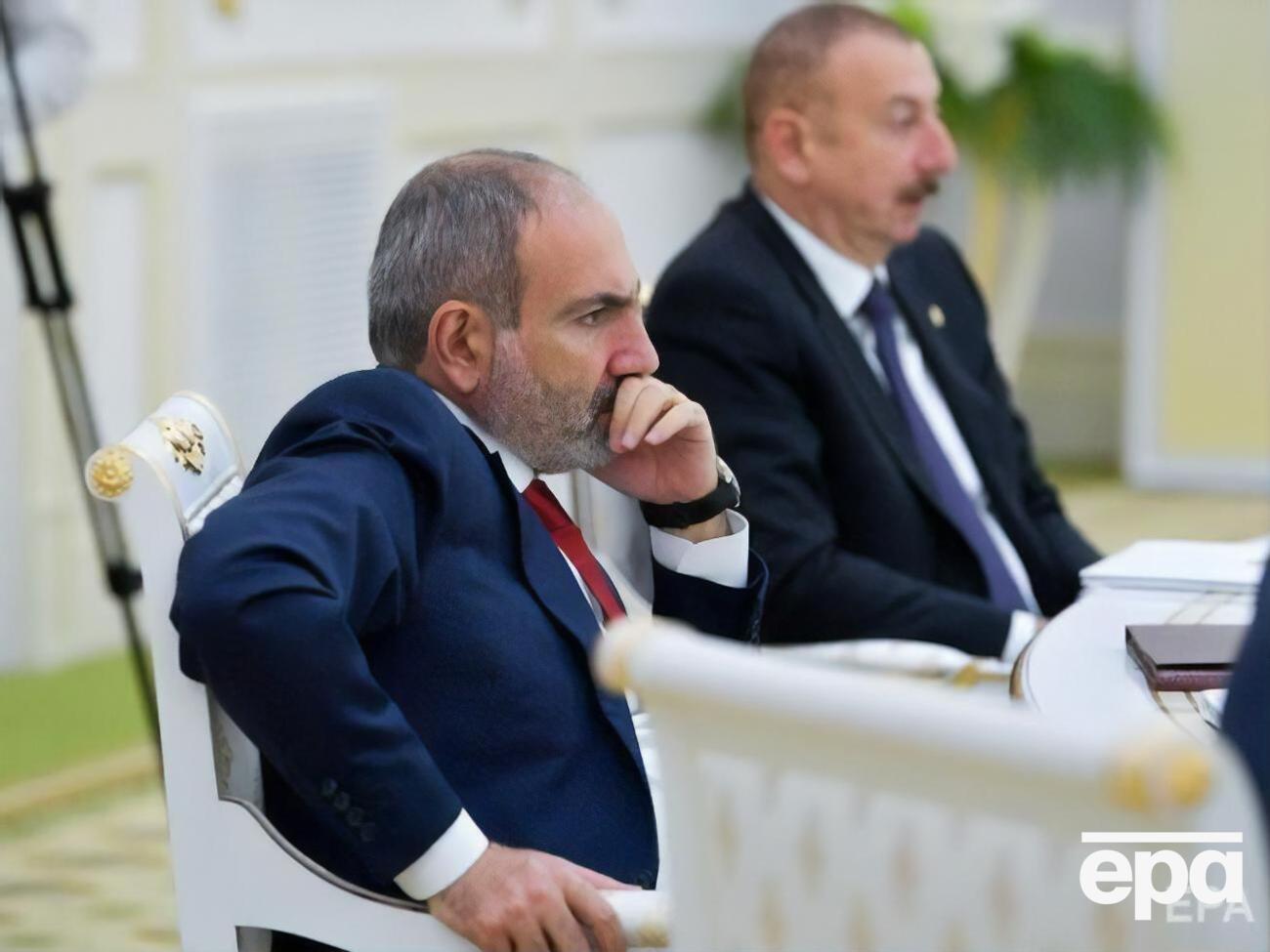 Алієв (праворуч) вважає, що Пашинян (ліворуч) має зробити заяву про виведення військ з окупованих територій