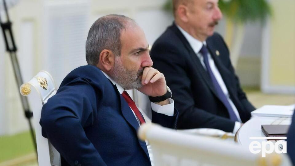 Алієв (праворуч) вважає, що Пашинян (ліворуч) має зробити заяву про виведення військ з окупованих територій