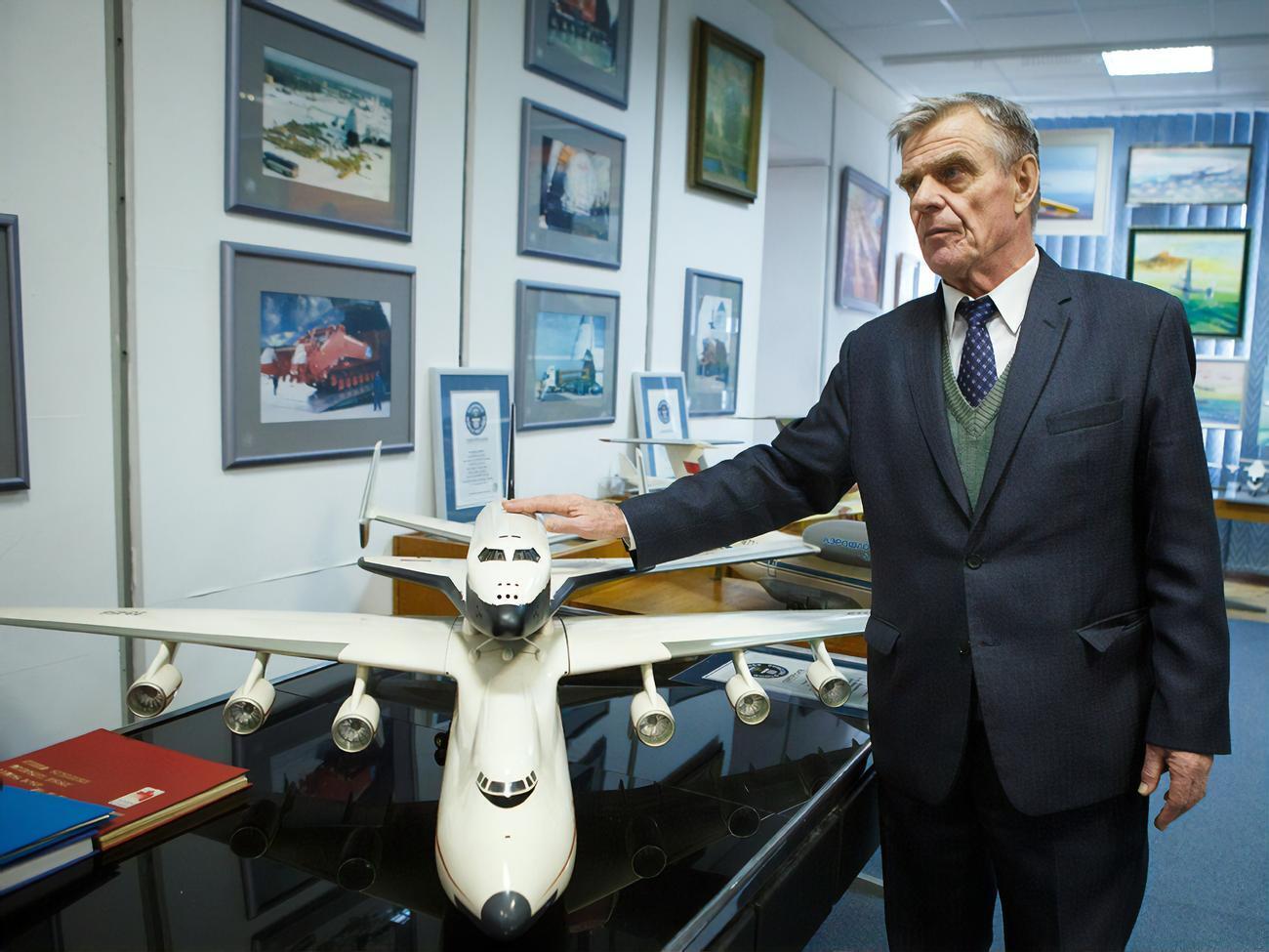 Із 1969 року Бичков працює інженером-технологом "Антонова"