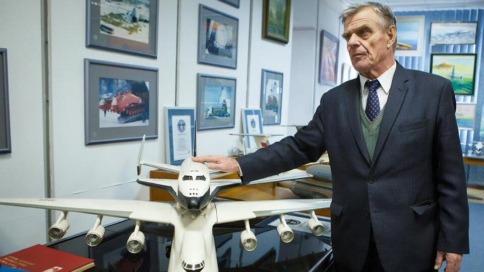 Із 1969 року Бичков працює інженером-технологом "Антонова"
