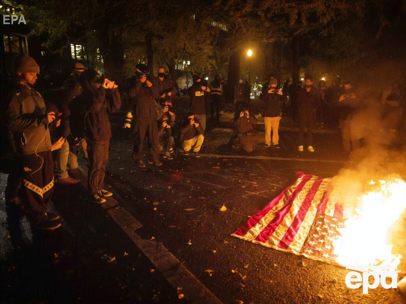В Портленде митингующие сожгли флаг США