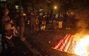 В Портленде митингующие сожгли флаг США