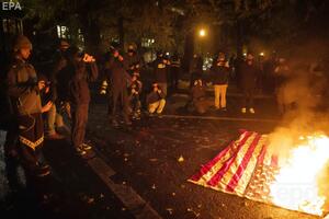 У Портленді мітингувальники спалили прапор США