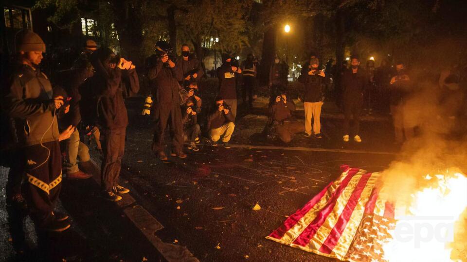 В Портленде митингующие сожгли флаг США
