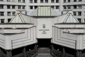 КСУ состоит из 18 судей, сейчас там три вакансии