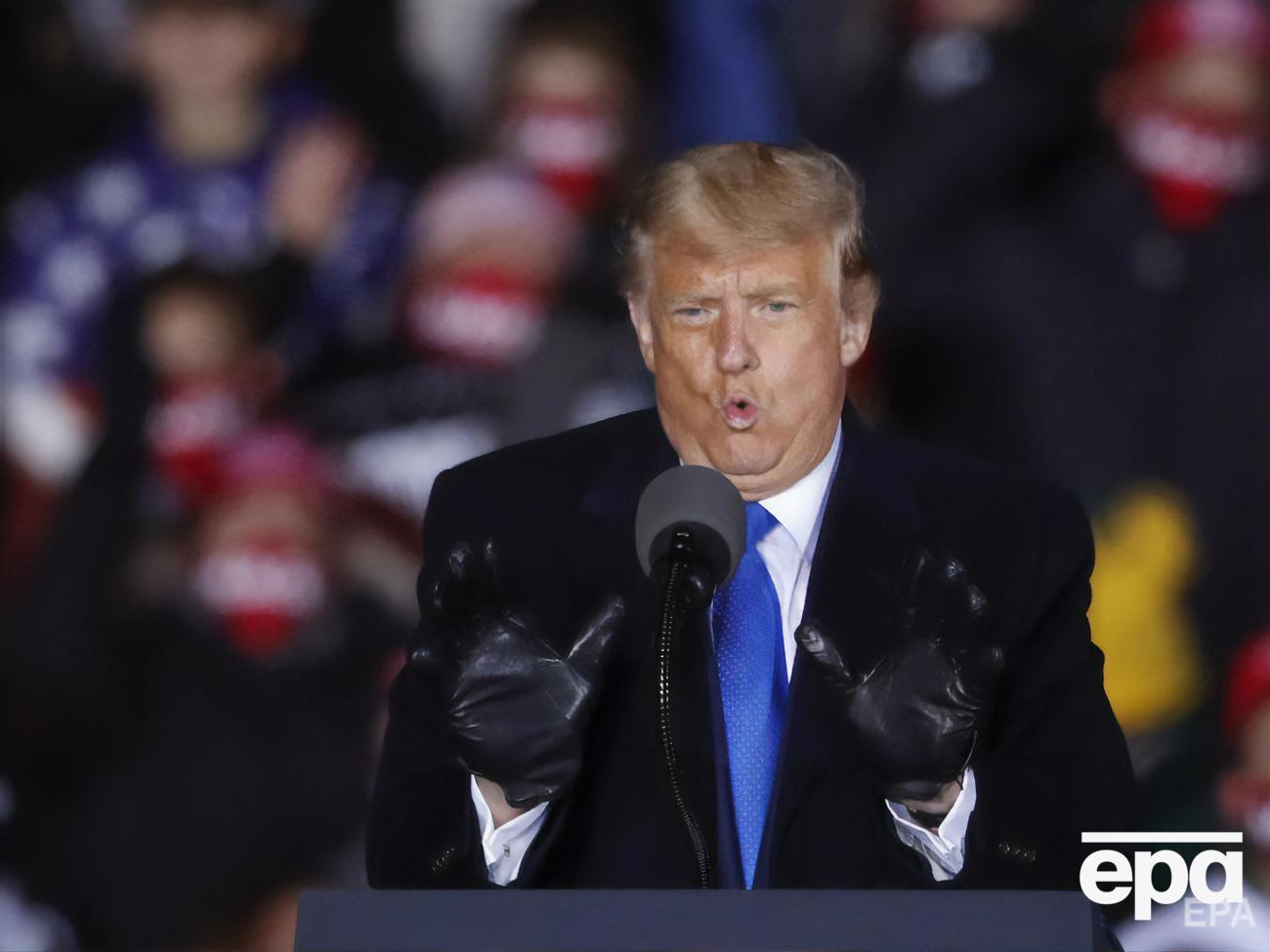 Трамп (на фото) пока отстает от Байдена