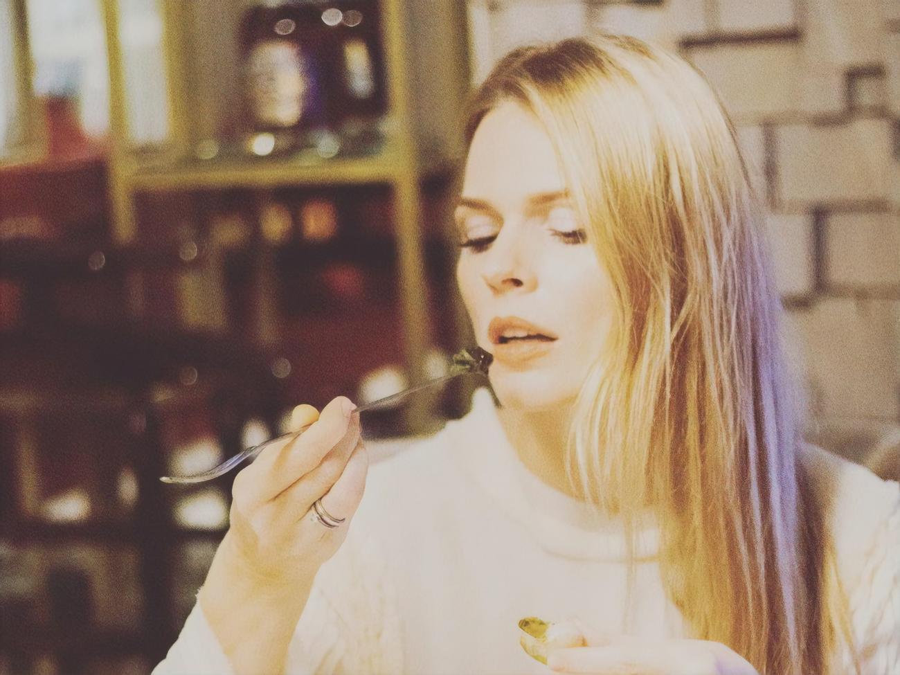 Фреймут: Чи можна нахилятися до тарілки, коли їсте?