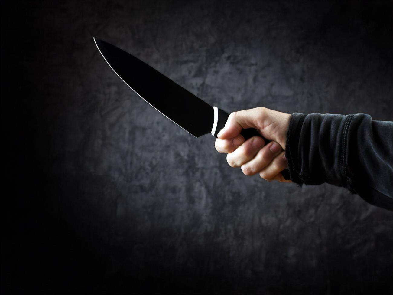 Чоловіку, який напав із ножем на поліцейського, загрожує до семи років позбавлення волі