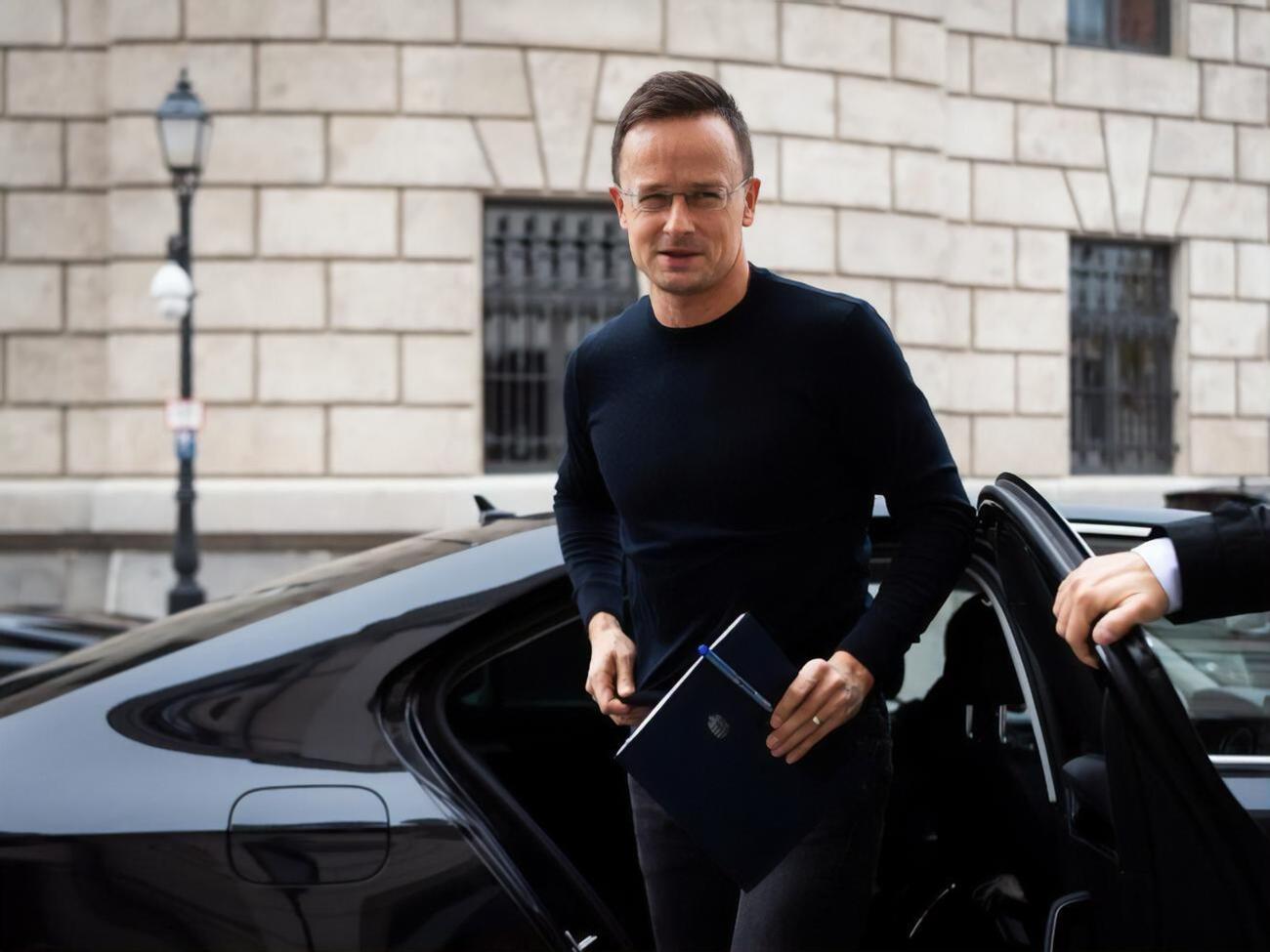 Сийярто договорился с главой минздрава РФ о поставке небольшой партии вакцины