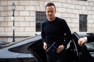 Сийярто договорился с главой минздрава РФ о поставке небольшой партии вакцины