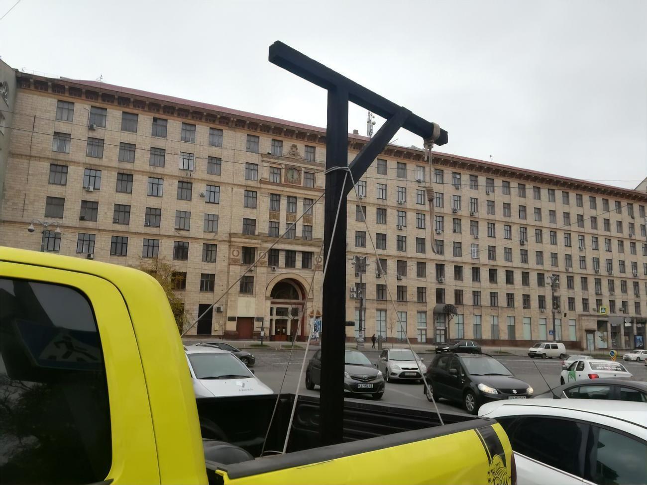 Активісти привезли шибеницю до будинку тещі Тупицького