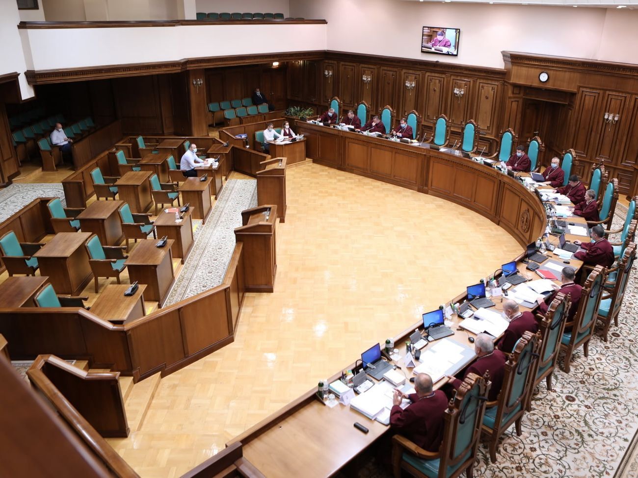 До складу КСУ входить 18 суддів, зараз три посади вакантні