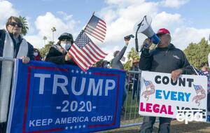 Сторонники Трампа говорят, что проблема с машинами для голосования привела к отклонению части голосов