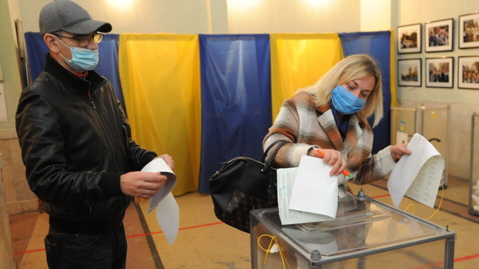 Згідно з рішенням суду, складання ТВК протоколу про результати виборів депутатів облради є протиправним