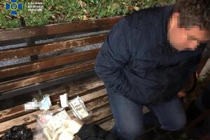 Співробітника поліції затримали під час отримання першої частини неправомірної вигоди в розмірі $25 тис.