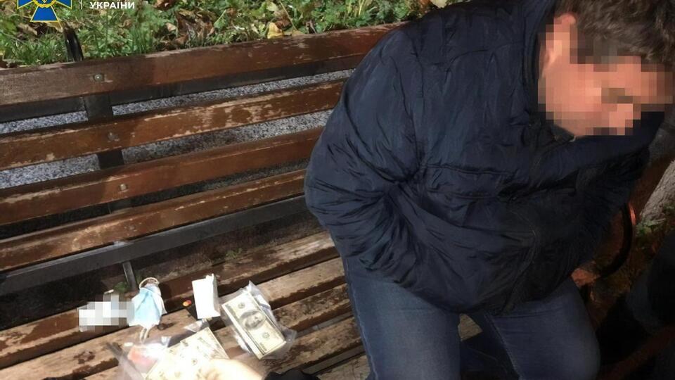 Сотрудника полиции задержали при получении первой части неправомерной выгоды в размере $25 тыс.