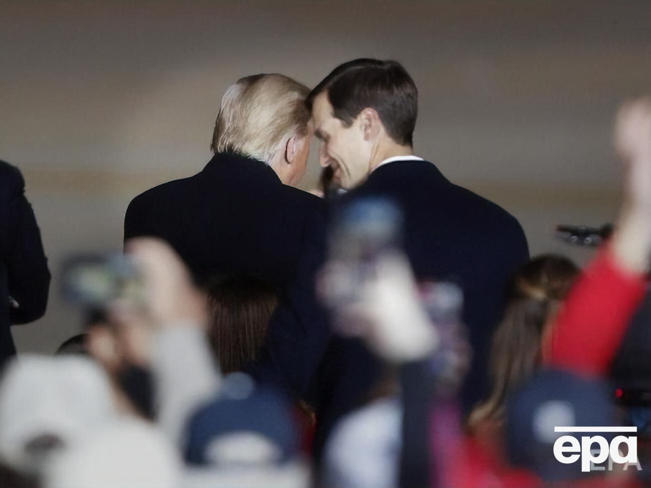 Кушнер (на фото справа) является зятем Трампа