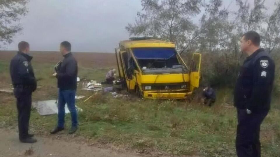 Автобус перекинувся
