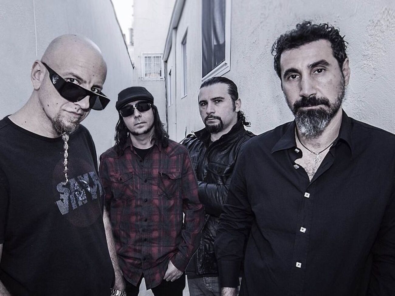 System of a Down:&nbsp;Эти две песни говорят об ужасной и серьезной войне, которая ведется в наших культурных отечествах Арцахе и Армении