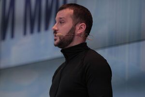 "Карантин вихідного дня" має такий вигляд: у вихідні ви нікуди не ходите, щоб не заразитися. А в понеділок у метро обнімаєтеся по 100 людей