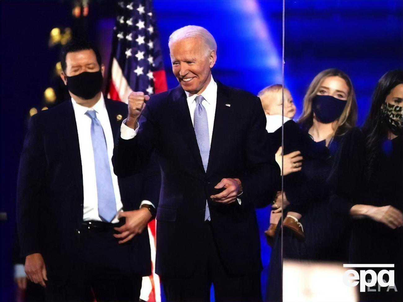 Байден набрав від 273 до 290 голосів членів колегії вибірників, що гарантує йому перемогу на виборах