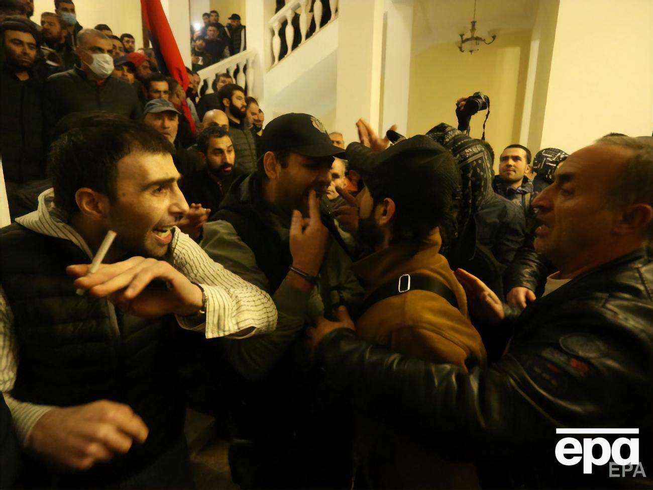 Протестувальники увірвалися в будівлю уряду