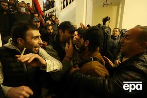 Протестувальники увірвалися в будівлю уряду