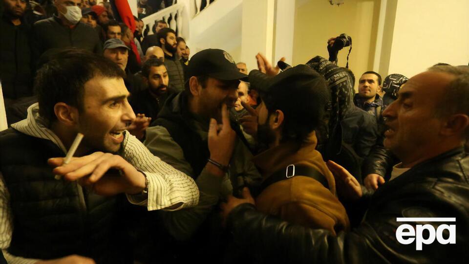 Протестувальники увірвалися в будівлю уряду