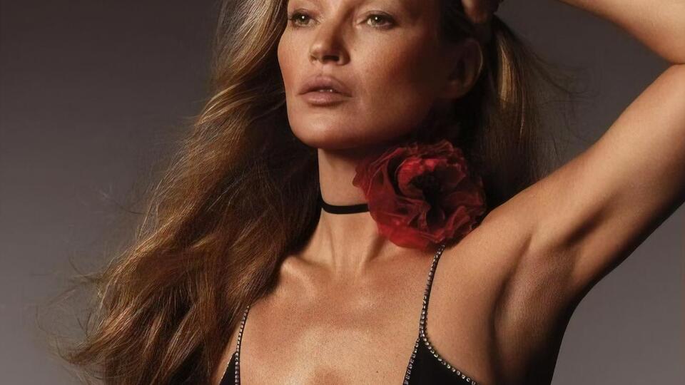 Мосс родилась в 1974 году