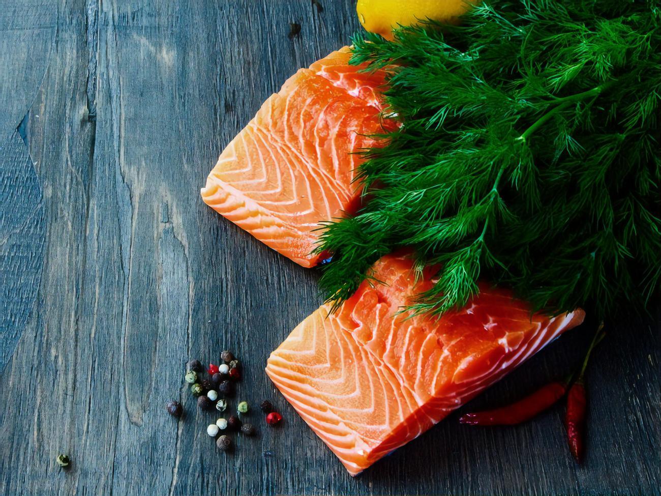 В готовую рыбу Мозговая добавляет свежемолотый перец