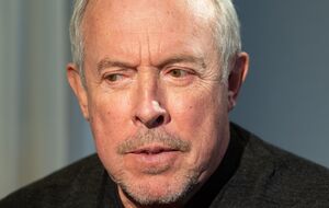 Макаревич: Ну, собаки лают. Что можно сделать? Да ничего нельзя сделать. Значит, надо подождать. Это и кончилось, в общем