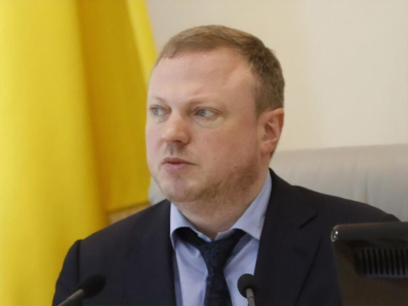 За даними журналістів, кілька років тому частку в компанії, яка отримує підряди на будівництво, через свою словацьку фірму придбала цивільна дружина Олійника