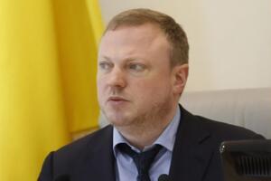 За даними журналістів, кілька років тому частку в компанії, яка отримує підряди на будівництво, через свою словацьку фірму придбала цивільна дружина Олійника