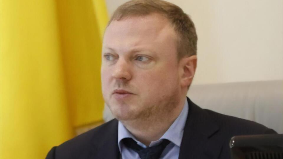 За даними журналістів, кілька років тому частку в компанії, яка отримує підряди на будівництво, через свою словацьку фірму придбала цивільна дружина Олійника