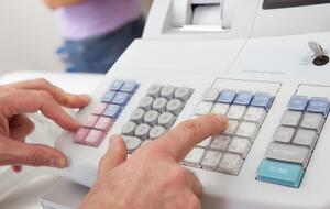 Законопроєкт пропонує скасувати штрафи за відсутність попереднього програмування товарів у РРО